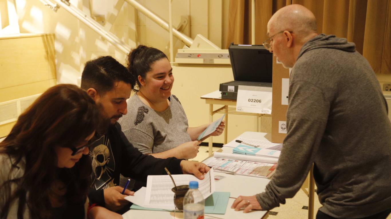 Los presidentes de mesa cumplen con una labor clave el día de votación, garantizando la transparencia del acto eleccionario. (Foto: NA - Daniel Vides)