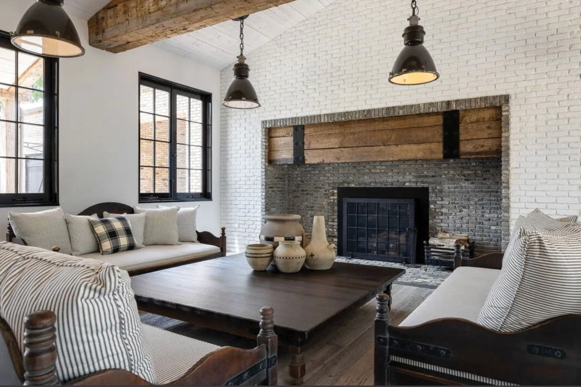 El living. Con cinco habitaciones y siete baños, la vivienda cuenta con vigas de madera, lámparas estilo galpón y muebles y aberturas en blanco y el negro, los colores favoritos de Diane, que se aseguró de tener espacio suficiente para su colección de sombreros, camisas, corbatas, anteojos, guantes y trajes