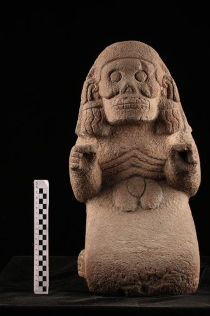 Escultura mexica de Mictecacíhuatl, diosa de la muerte (Mediateca INAH)