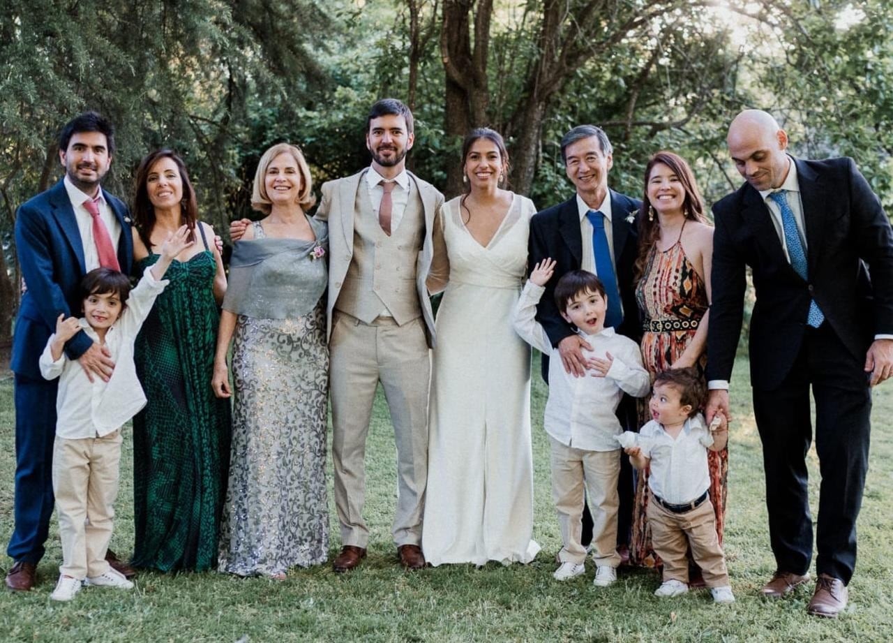 Carlos junto a su familia, en el casamiento de su hijo Gonzalo.
