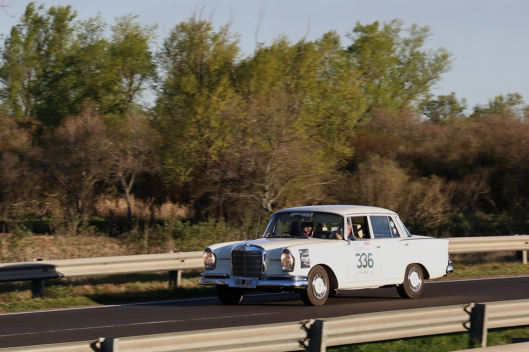 El sol bajo expone la blancura del Mercedes-Benz 220 C de 1963 conducido por Omar Starnatori y guiado por Mario Porfiri.