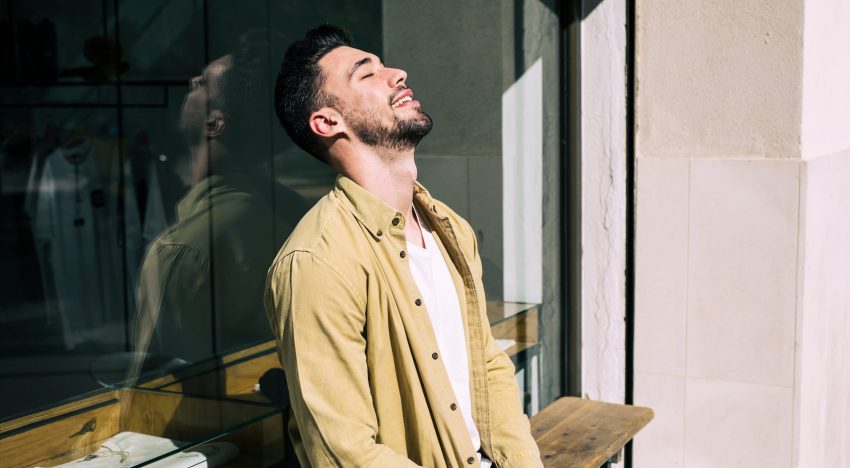 Qué significa sentirse más en paz cuando estás solo que acompañado, según la psicología
