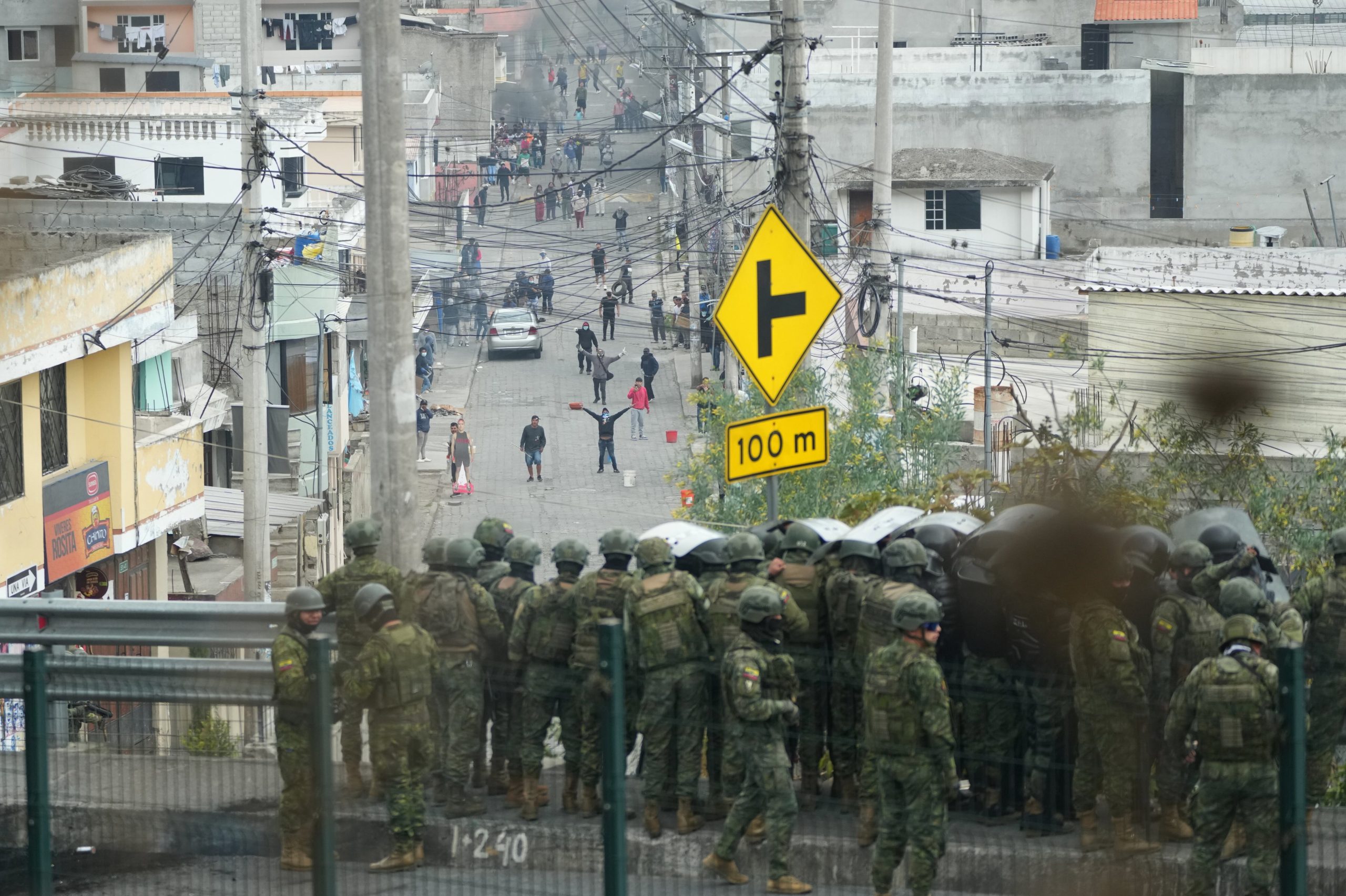 Soldados ecuatorianos vigilan la protesta en la localidad de Calderón, en la provincia de Pichincha