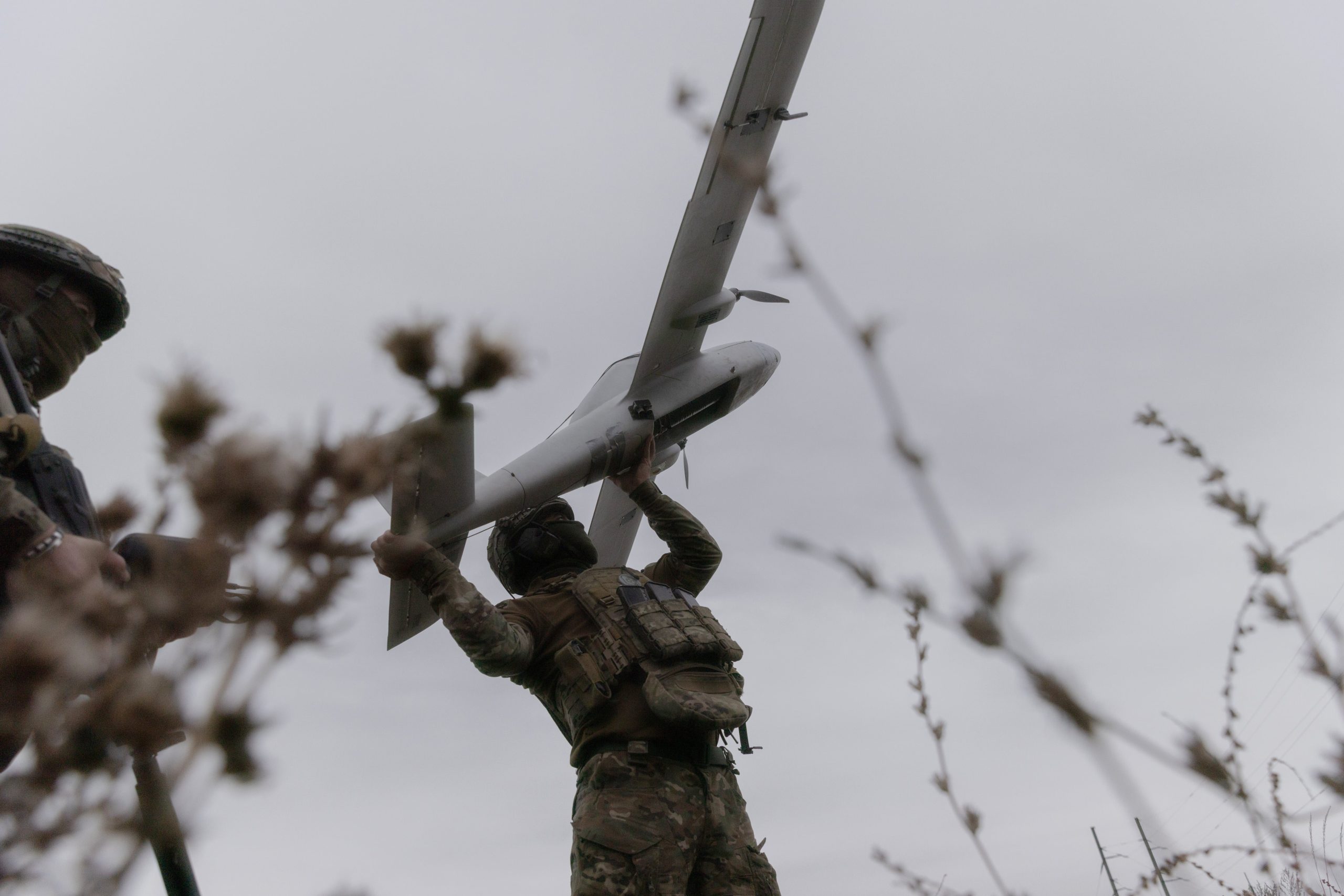 Soldados ucranianos se preparan para lanzar un dron UAV Avenger en la región ucraniana de Kharkiv