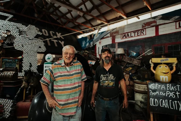 Dan Lewis (izquierda) guía a los visitantes en el paseo por los modelos abandonados