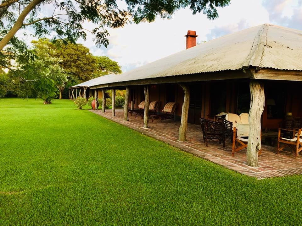 Columnas de eucalipto, paredes de adobe y techo de paja cubierto de chapa: el estilo del Rancho de los Esteros