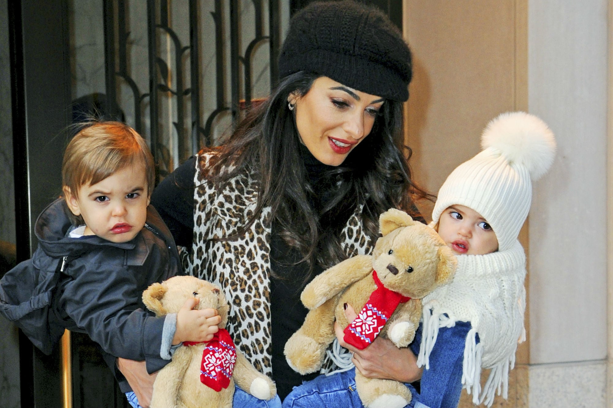 Amal Clooney junto a las pequeños