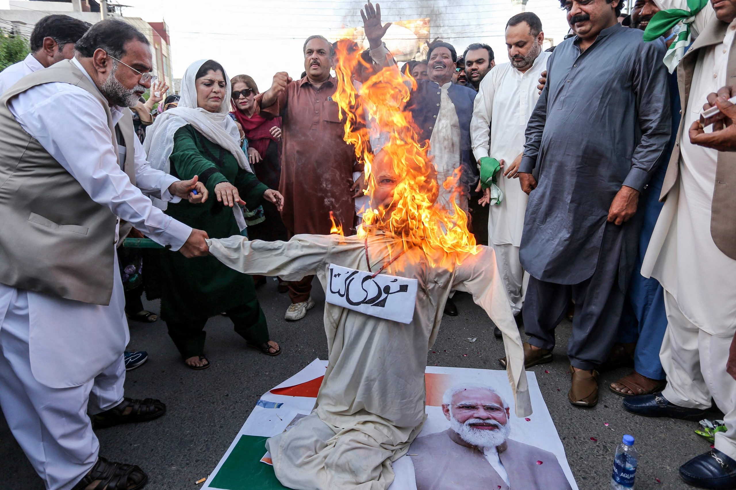 Activistas pakistaníes prenden fuego a la imagen del primer ministro indio Narendra Modi durante la escalada