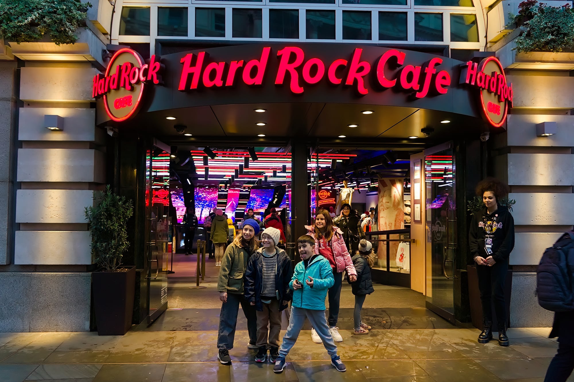 La entrada del Hard Rock Café en Piccadilly Circus, Londres. 