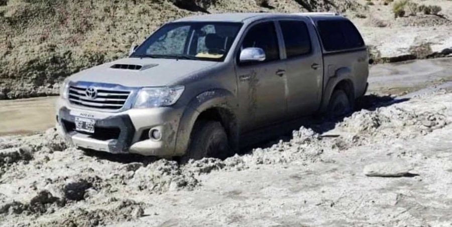 La camioneta en la que viajaba la pareja apareció encajada y con las puertas cerradas con llave.