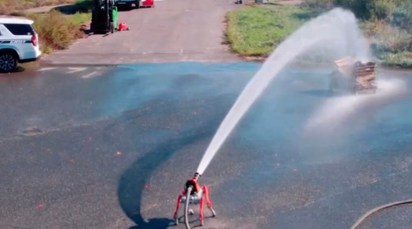 El robot que trabaja como bombero: así es el autómata que no le teme al fuego