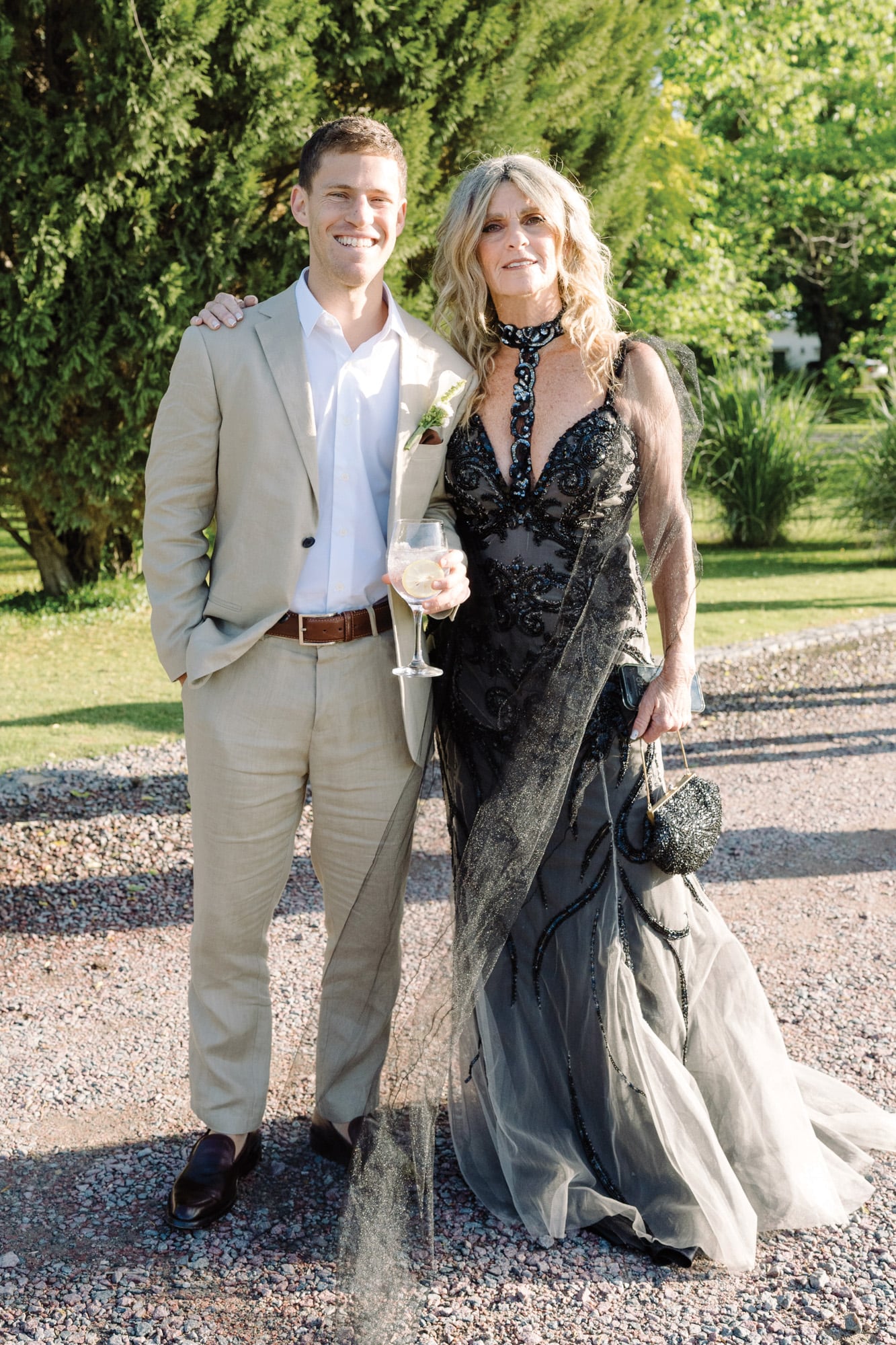 El novio posa a pura sonrisa con su mamá Silvana