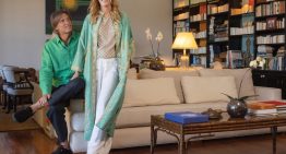 Abre las puertas de su casa. Soledad Costantini, editora y directora del Malba Literatura, posa junto a su marido, Eugenio Aguirre