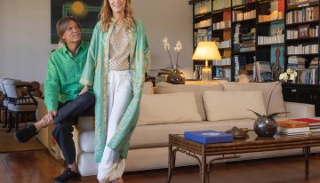 Abre las puertas de su casa. Soledad Costantini, editora y directora del Malba Literatura, posa junto a su marido, Eugenio Aguirre