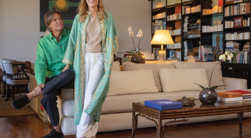 Abre las puertas de su casa. Soledad Costantini, editora y directora del Malba Literatura, posa junto a su marido, Eugenio Aguirre