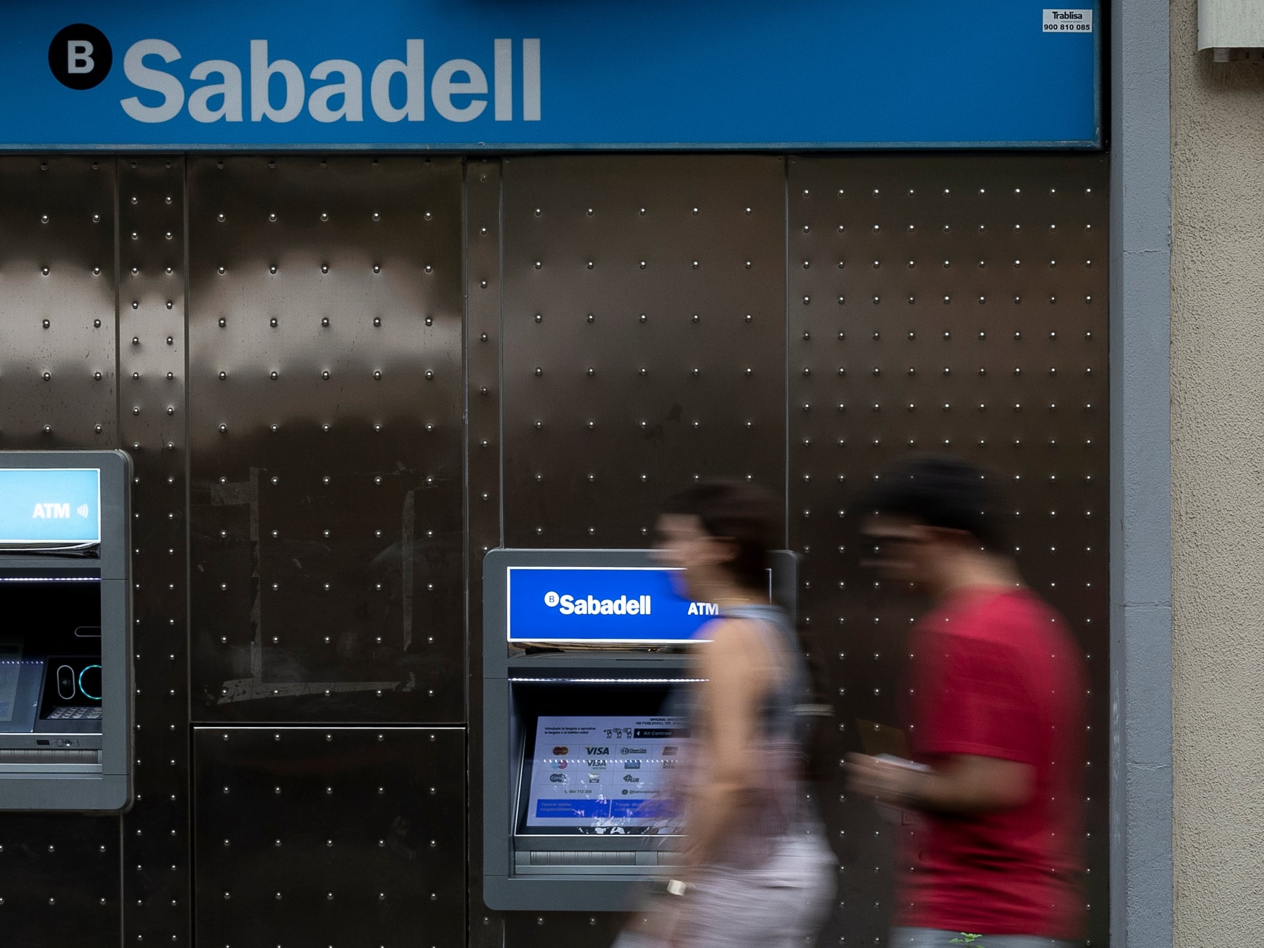 Oficina bancaria del Banc Sabadell junto a otra del BBVA en la Rambla del Poblenou.