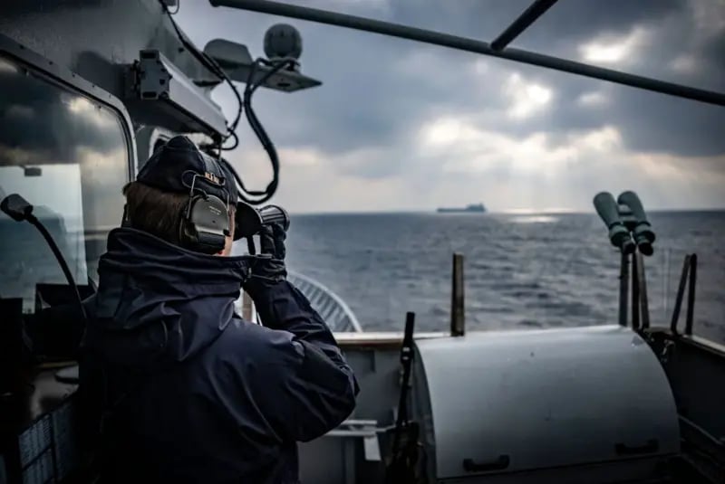El buque patrullero HMS Carlskrona cerca de Karlskrona, Suecia, en su misión de patrullaje de la OTAN en el Báltico