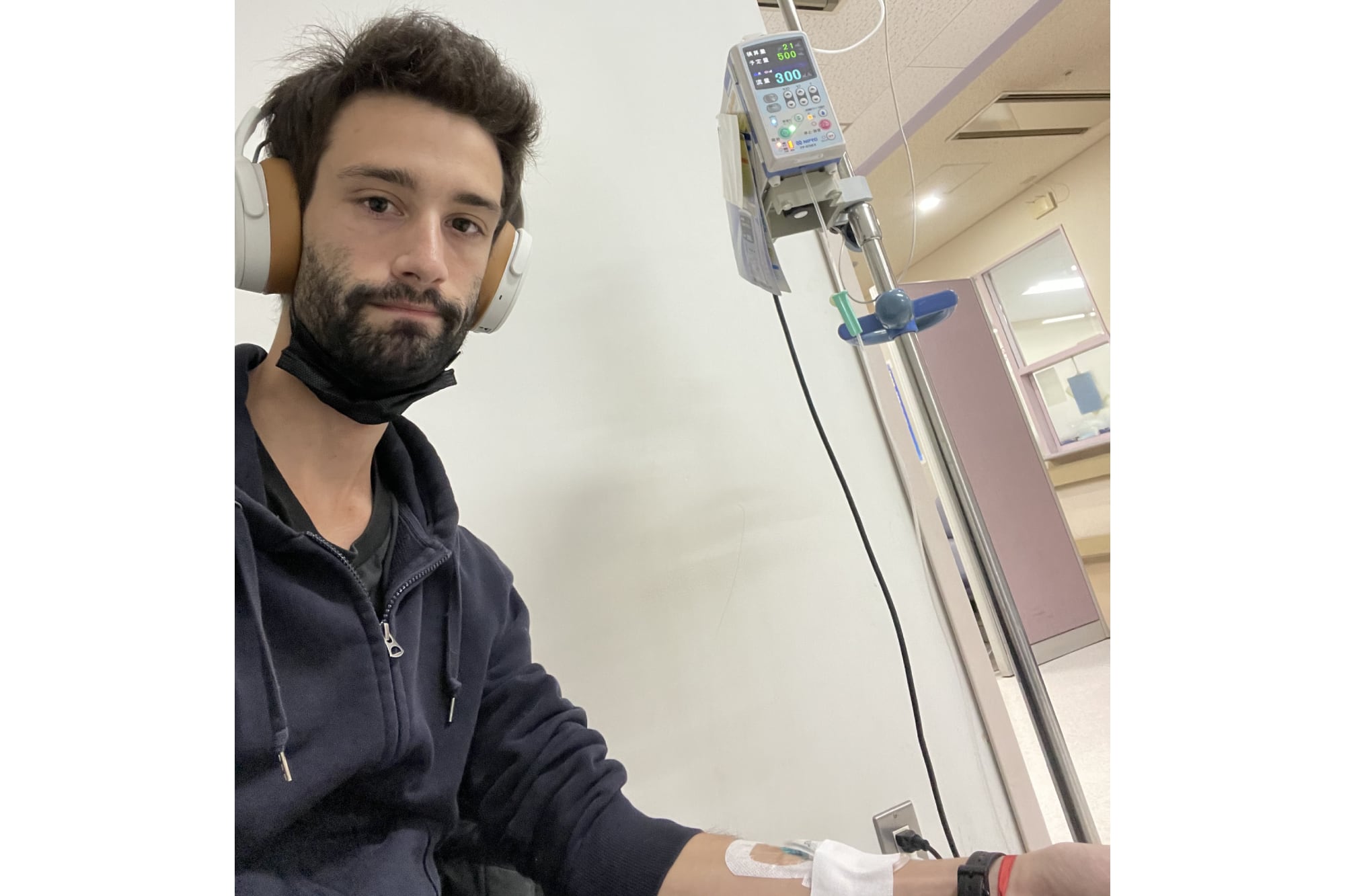 Cada mañana, a Santiago le sacaban sangre y recibía unos dos litros de suero, hasta que un día después de Navidad recibió el alta.