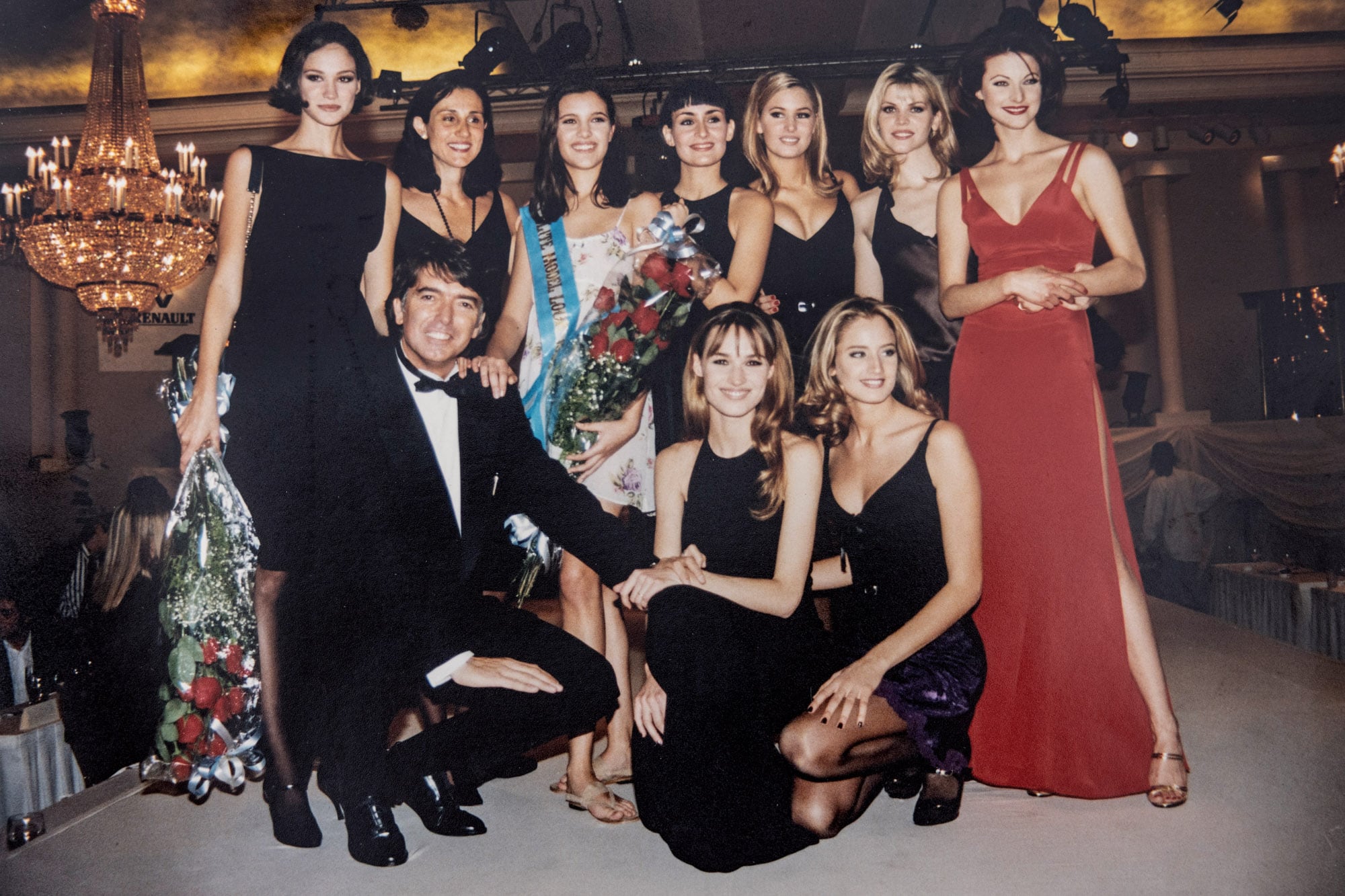 De izquierda a derecha, María Inés Rivero, Karen Lee, representante de la agencia Elite de Nueva York, Tamara Henriksen, Raquel Gorospe, Dolores Barreiro, Natalia Forchino y Catalina Rautenberg. Adelante, con Dotto, Bárbara Durand y Roxana Zarecki. Fue para la gala final del scouting nacional que organizaba el manager para descubrir nuevos talentos