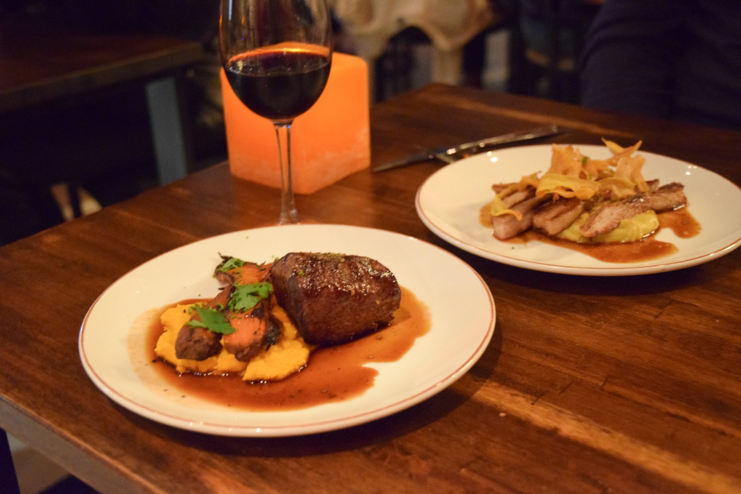 El menú incluye croquetas de hongos, ensalada de langostinos, spaguettis con albóndigas de cerdo, milanesa de lomo con risotto y matambre de cerdo marinado, entre otros