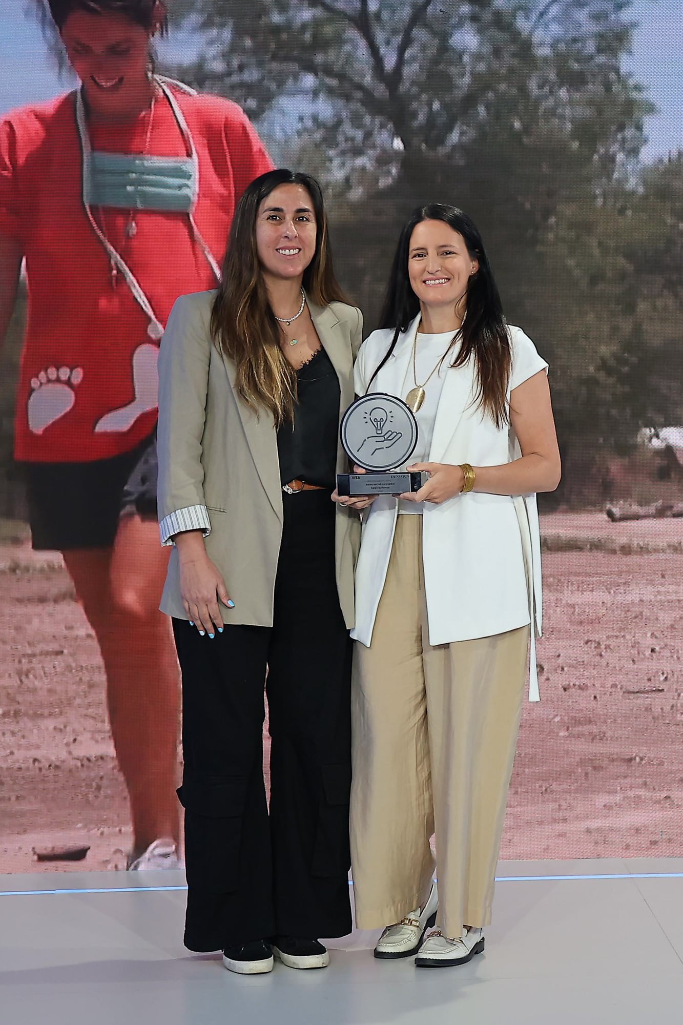 Hornos posa con su reconocimiento como actor social innovador