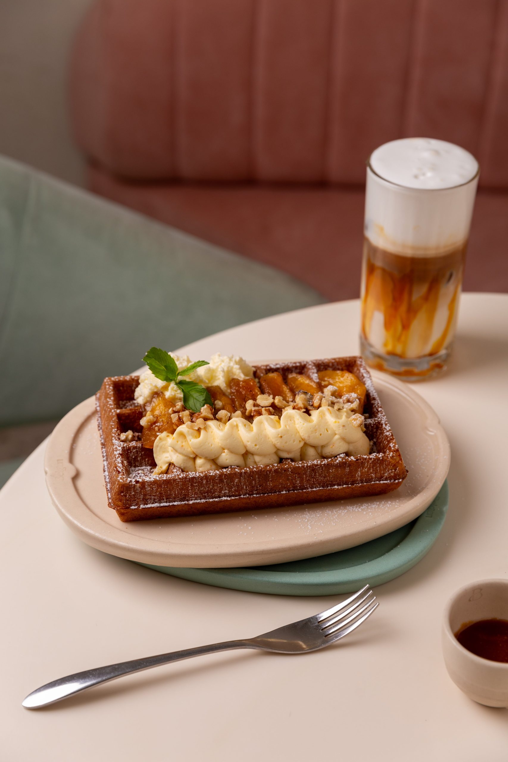Los waffles aireados y esponjosos son el fuerte de este café nacido en La Plata