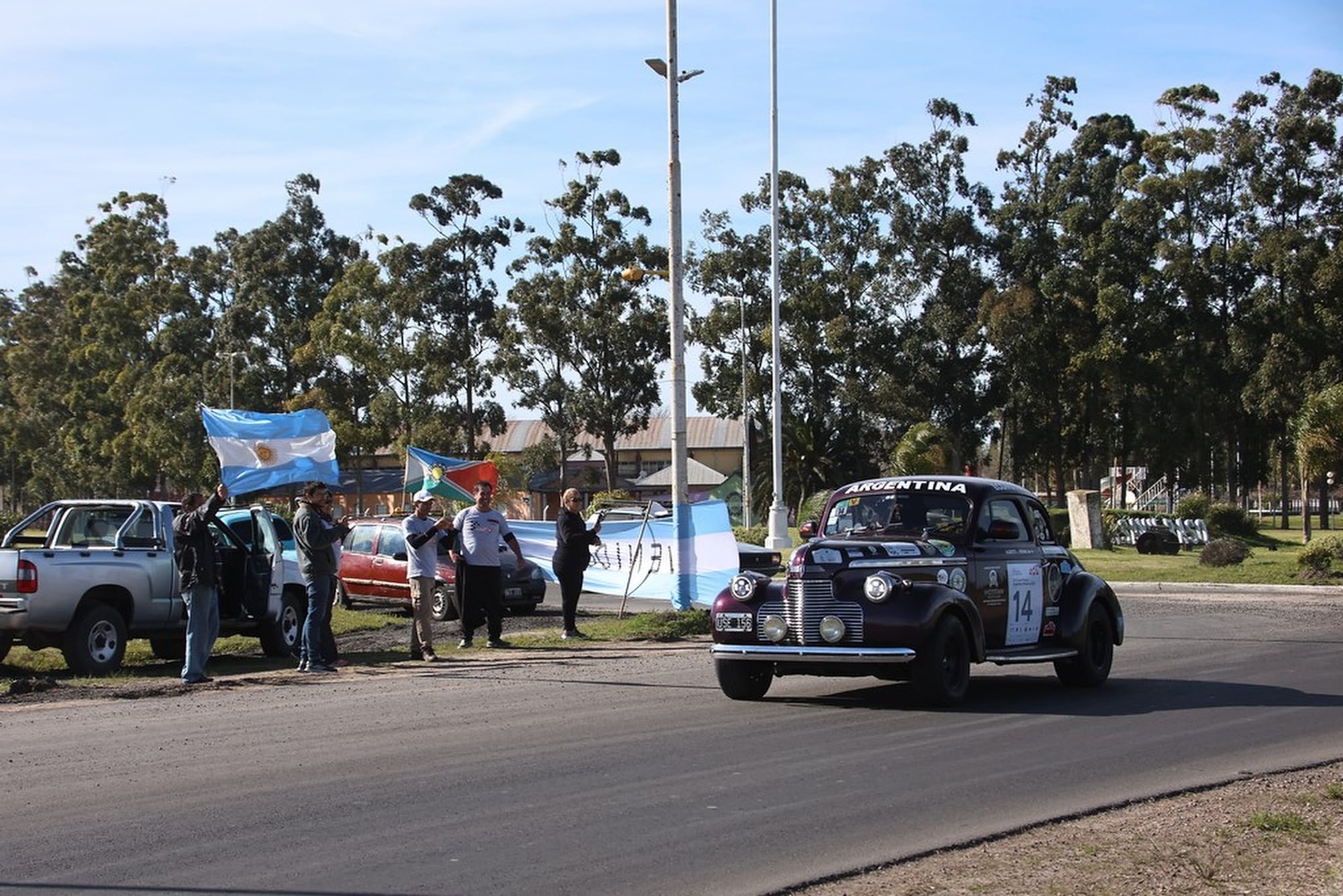 Otra vez el Chevrolet de 1940 de Alberto y Oscar Morán, ahora en ruta; la imagen es muda, pero se adivina que el atronador sonido de la cupé arenga a los espectadores.