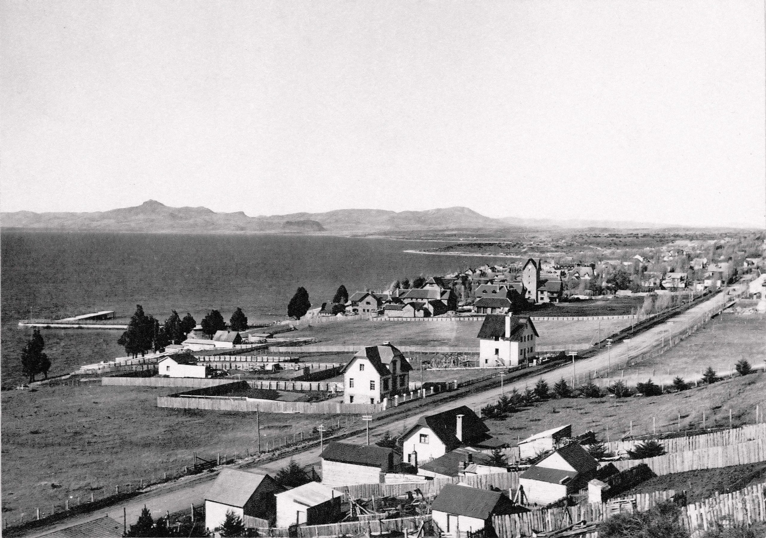 Vista parcial de la Av. San Martín. A la derecha, se ve la casa de la familia Magistrali, a la izquierda las de las familias De Pellegrin y Marciani. Atrás el conjunto del Centro Cívico, inaugurado en 1940