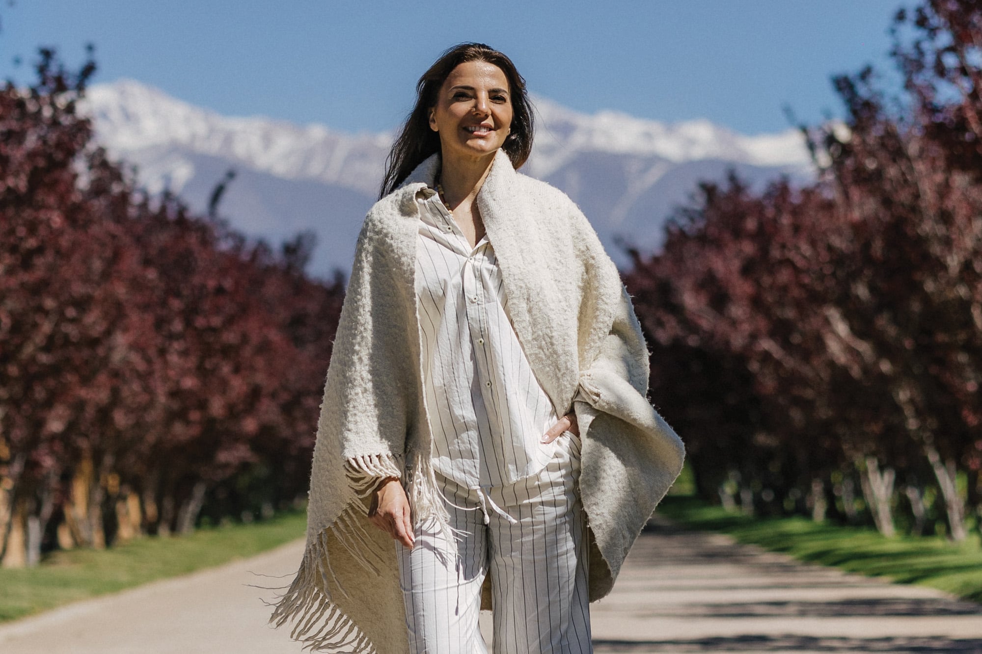 Durante su viaje se hospedó en The Vines Resort & Spa, en el corazón del Valle de Uco, donde posó con los Andes como telón de fondo