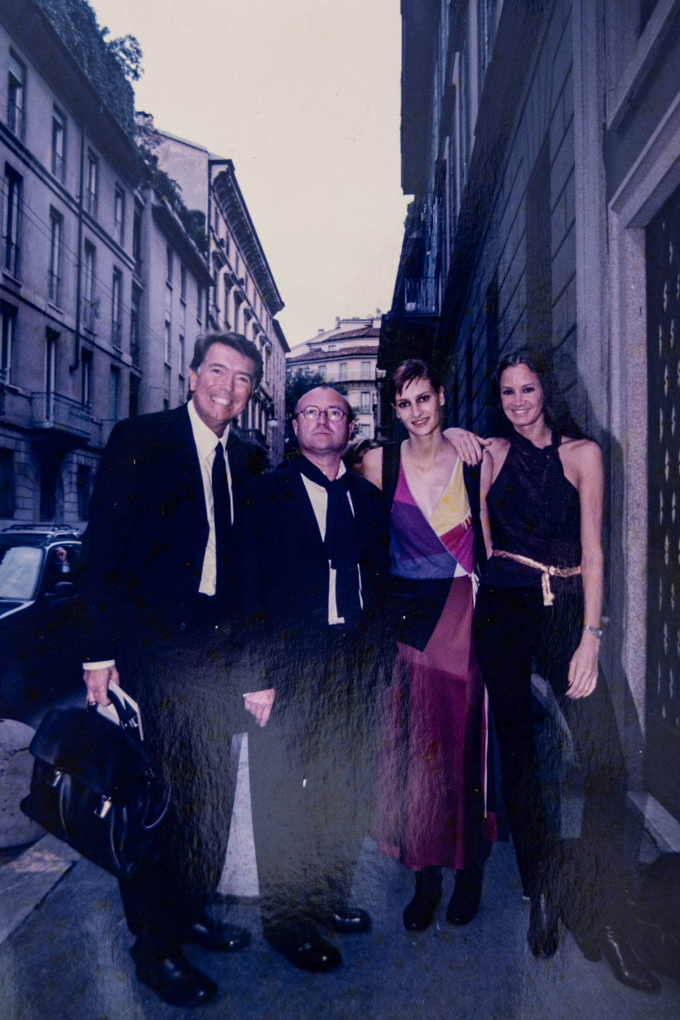 Dotto en otra foto del mismo día del desfile de Armani, junto a Phil Collins y las modelos de la agencia Luciana Marinissen y Roxana Zarecki