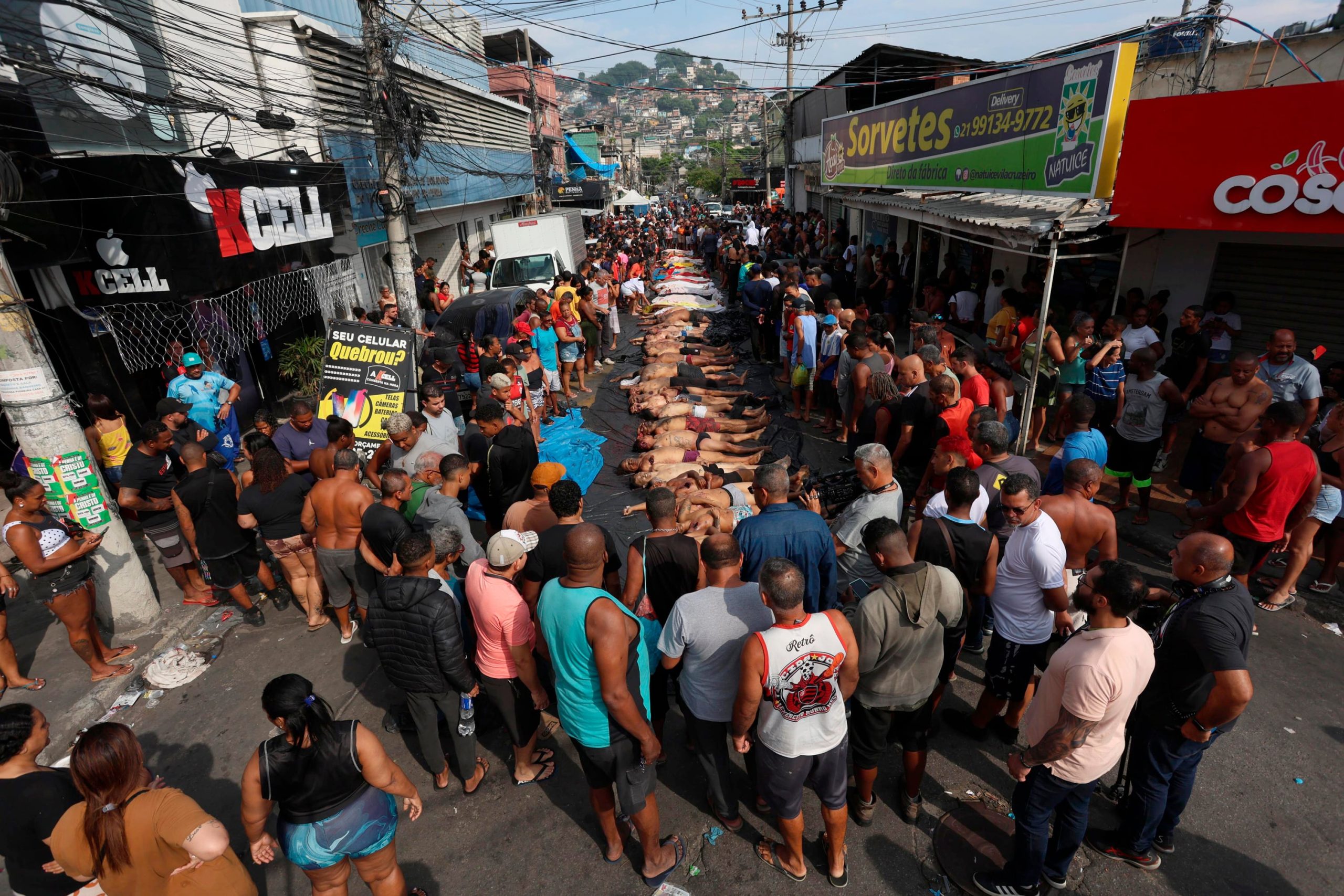 Una de las tantas hileras de cadáveres apostadas en las calles del estado carioca