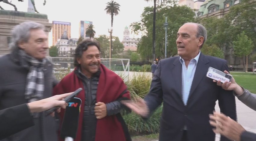 En medio de la polémica por Espert, Milei presenta su libro con un show y acompañado de sus ministros