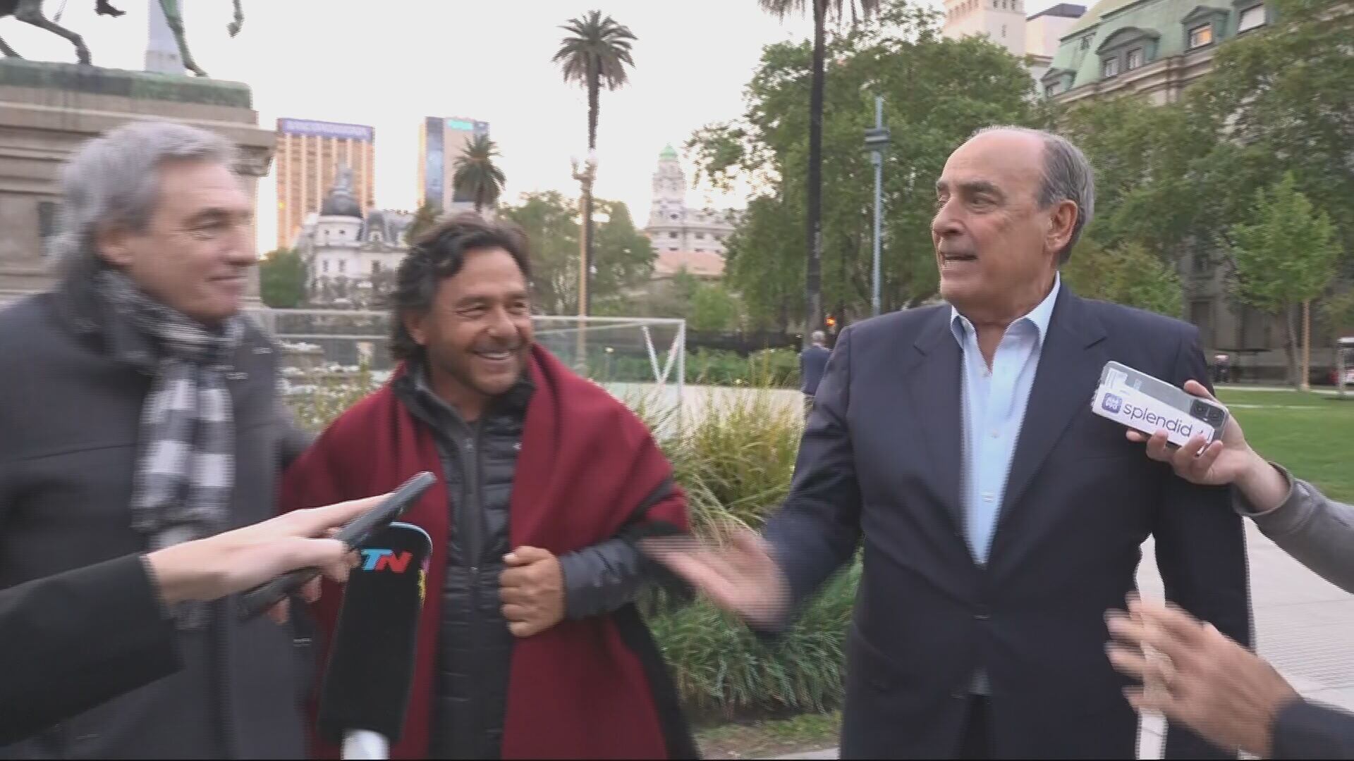 Francos salió a saludar a Gustavo Sáenz. (Foto: TN)
