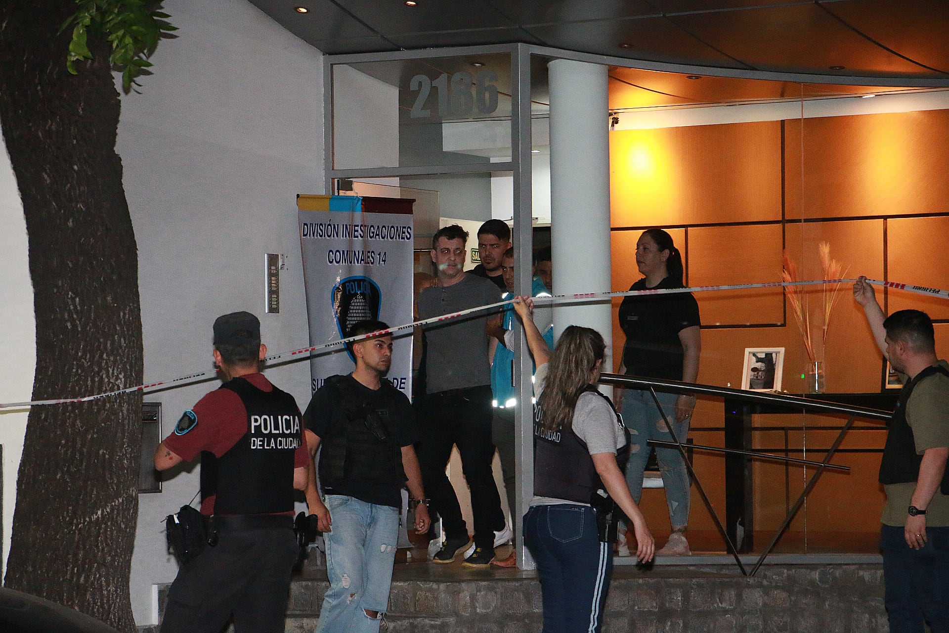 Así se llevaban detenido a Leandro García Gómez, el exnovio de Lourdes Fernández. (Foto: Movilpress)
