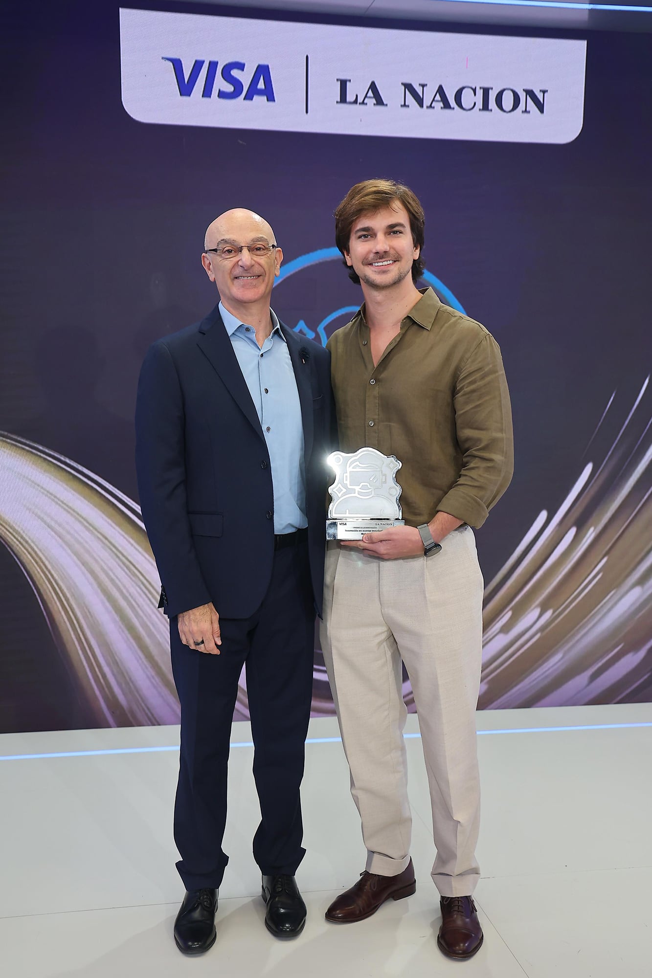 Hatum entregó el reconocimiento a uno de los fundadores de Motivia