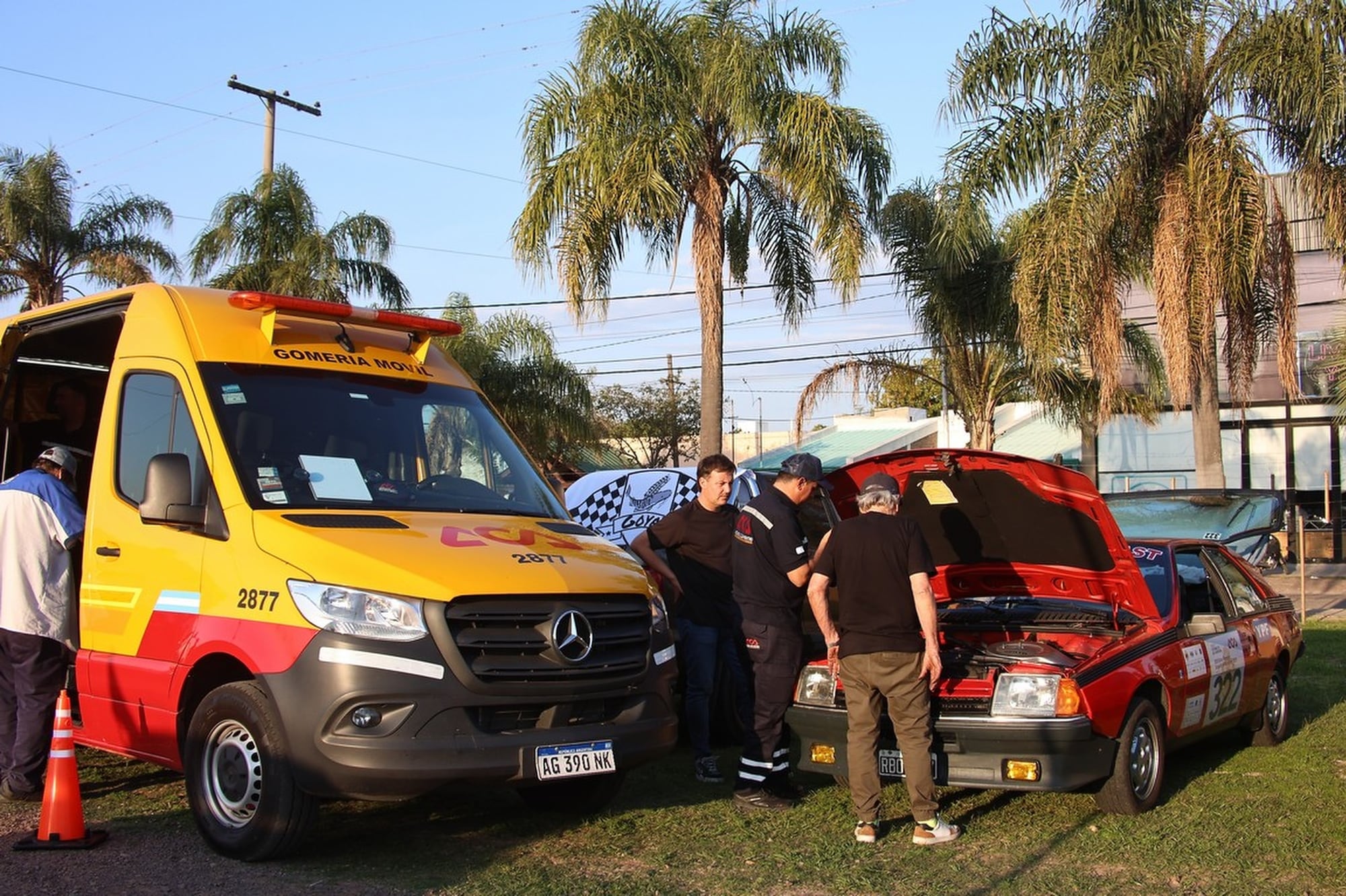 De la solidaridad para con el prójimo a la mecánica: personal de ACA trabaja en la Renault Fuego de Roberto Sabaddini y Gustavo Liberati; durante todo el trayecto los especialistas y los vehículos de auxilio están al servicio de los protagonistas.