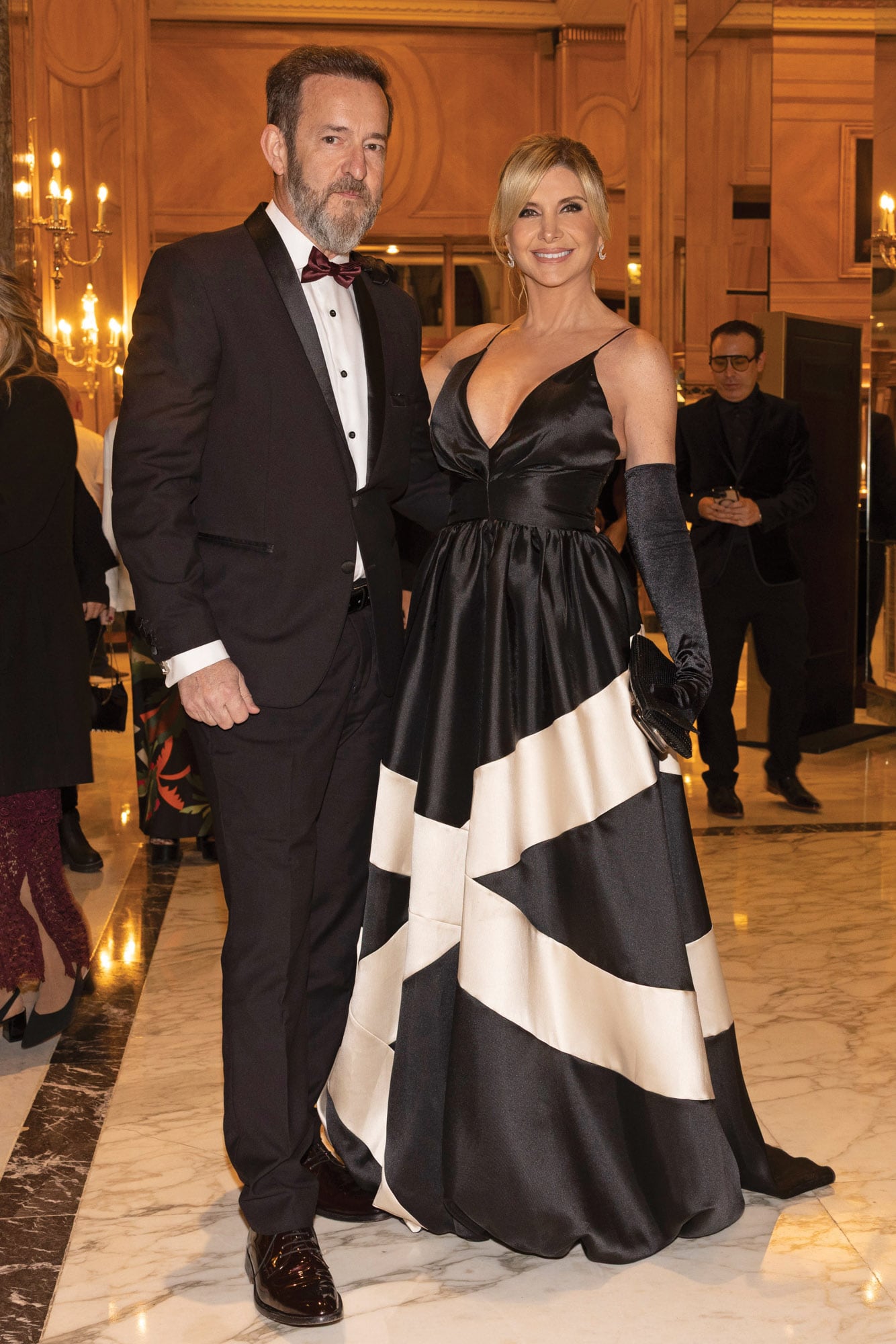 La periodista Débora Plager, vestida por Laurencio Adot, posa consu marido, José Luis Pagano