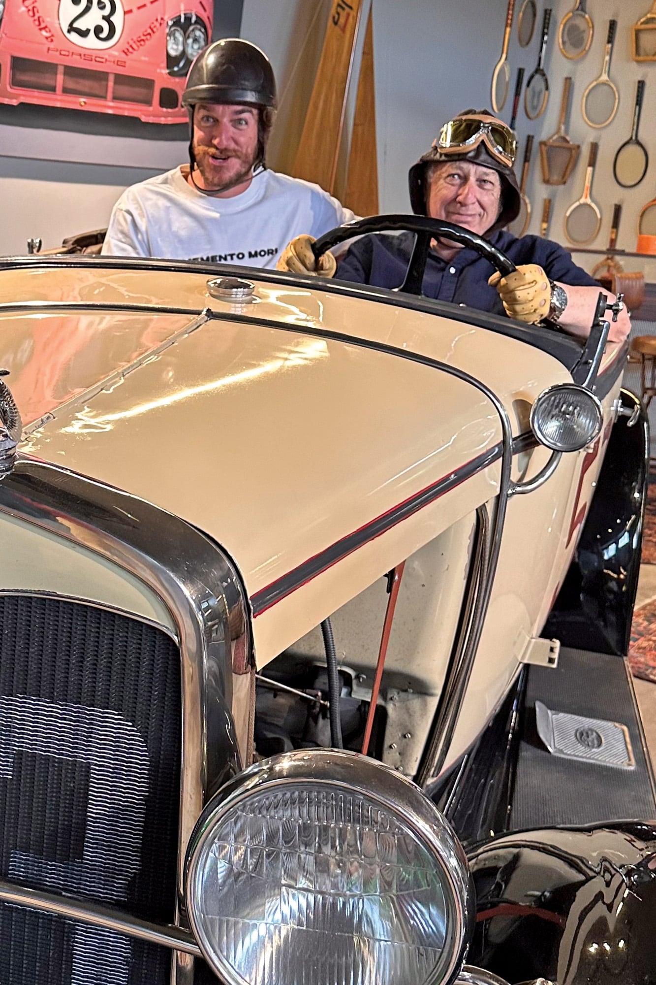 El artista español Manu Campa y el hijo de Juan Manuel Fangio, Rubén Fangio, posan en un Ford A de carrera