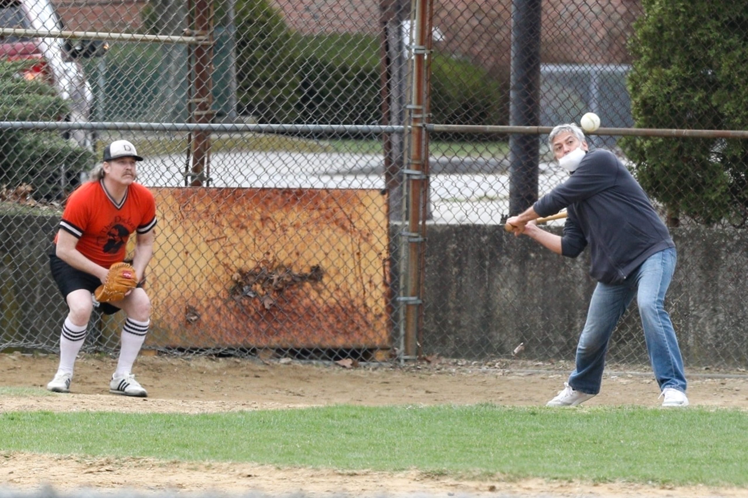 Clooney jugando al baseball, en 2021