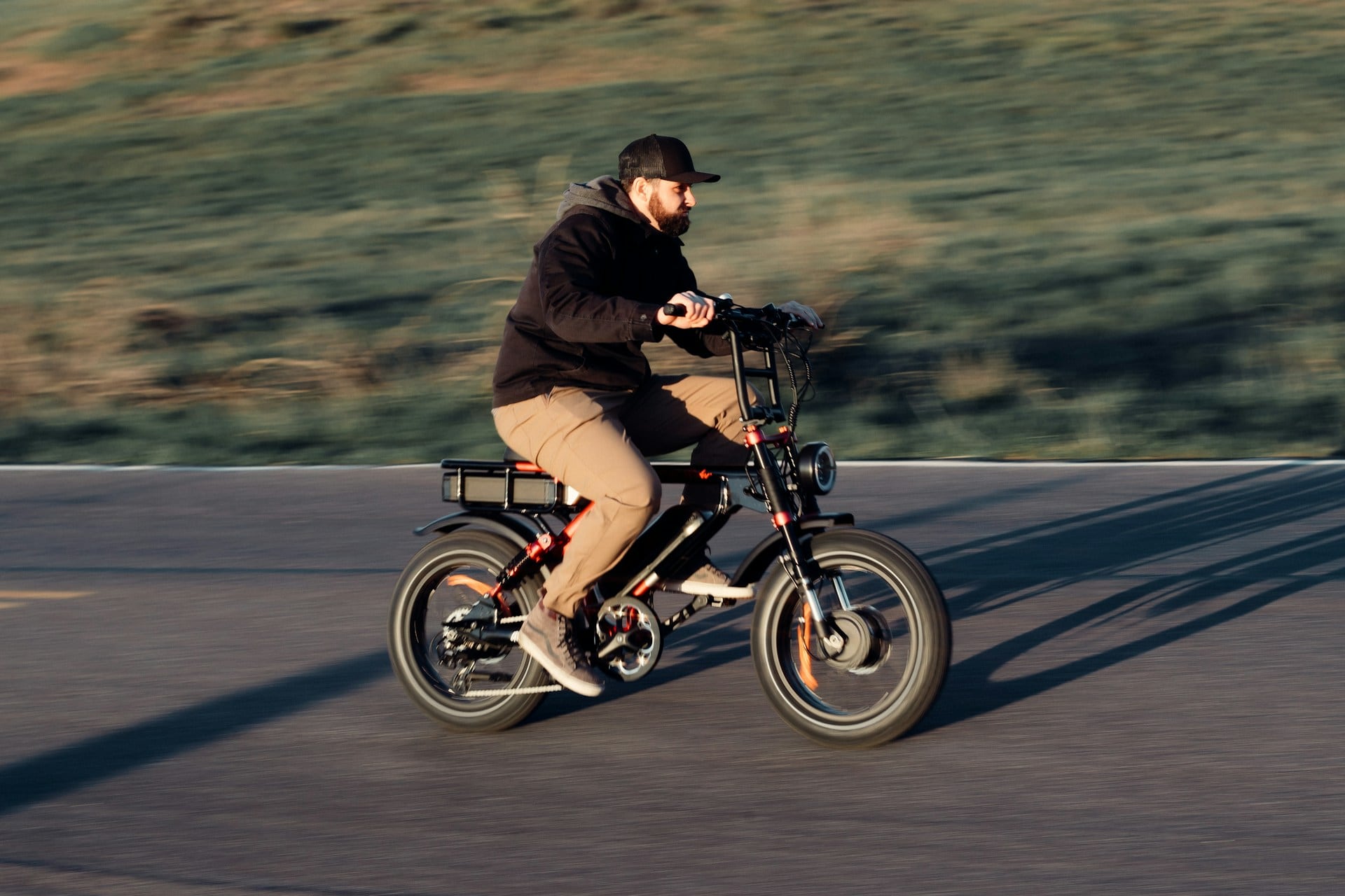 Las bicicletas eléctricas son una alternativa más accesible que un auto y permiten alcanzar velocidades más altas en comparación con las bicicletas sin motor (Unsplash/Nick van der Vegt)