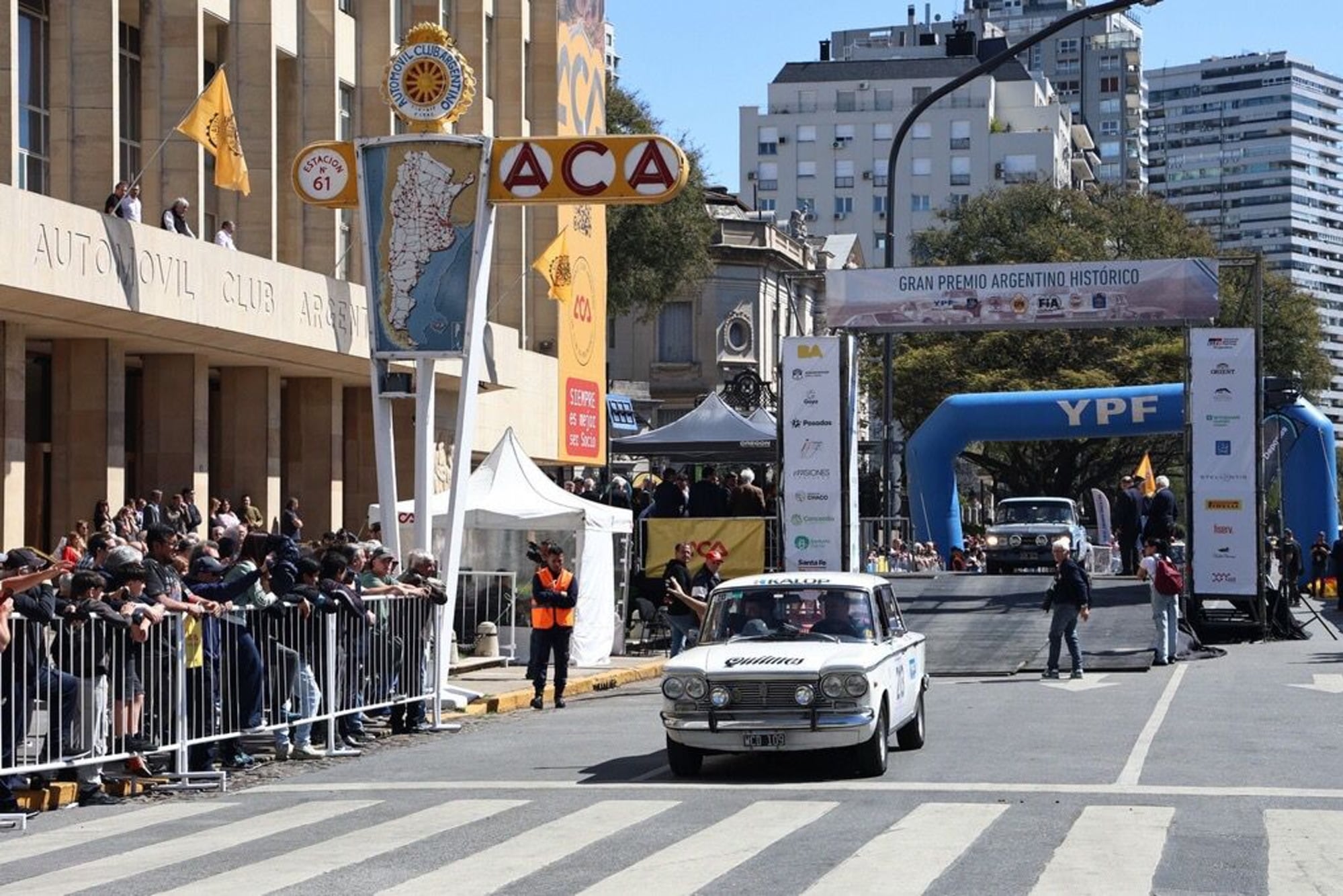 Un clásico dentro del clásico: la largada del GPAH en la sede central de Automóvil Club Argentino, organizador de la prueba desde su nacimiento, sucedido en 2003.