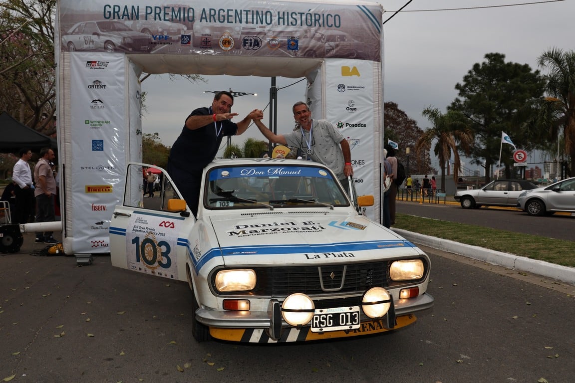 ... y así concluyó, con Marcelo Daniel Gómez, su Renault 12 de 1976 y el navegante Juan Carlos Quiroga vencedores absolutos del 22º Gran Premio Argentino Histórico en la capital de Santa Fe, 3300 kilómetros y siete días más tarde.