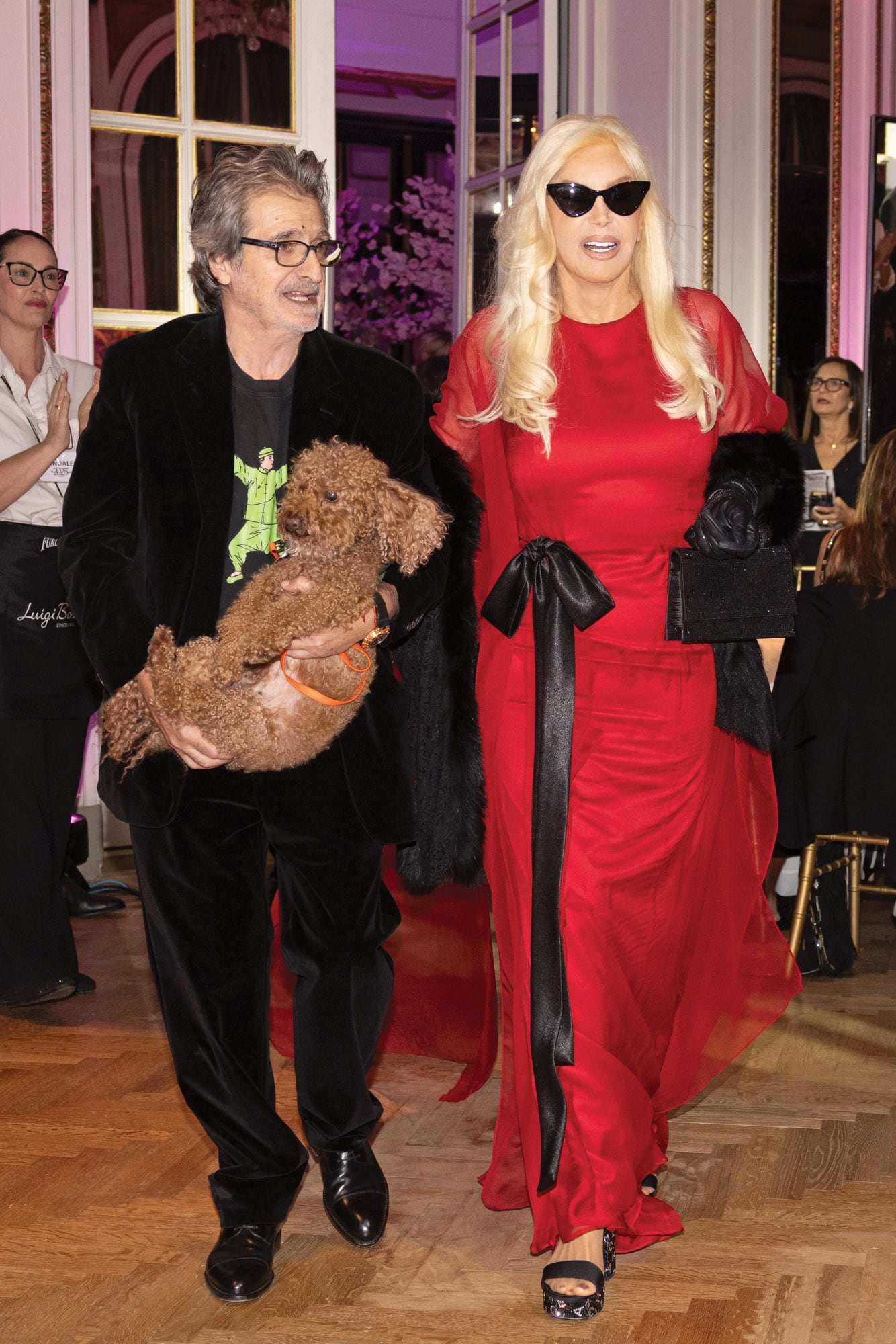 Eduardo Cohen, dueño del anticuario Arita que donó las joyas que se subastaron, escoltó a Susana Giménez con su caniche Tinto en brazos. La diva llevó un vestido de Manuel González y sandalias de Chanel