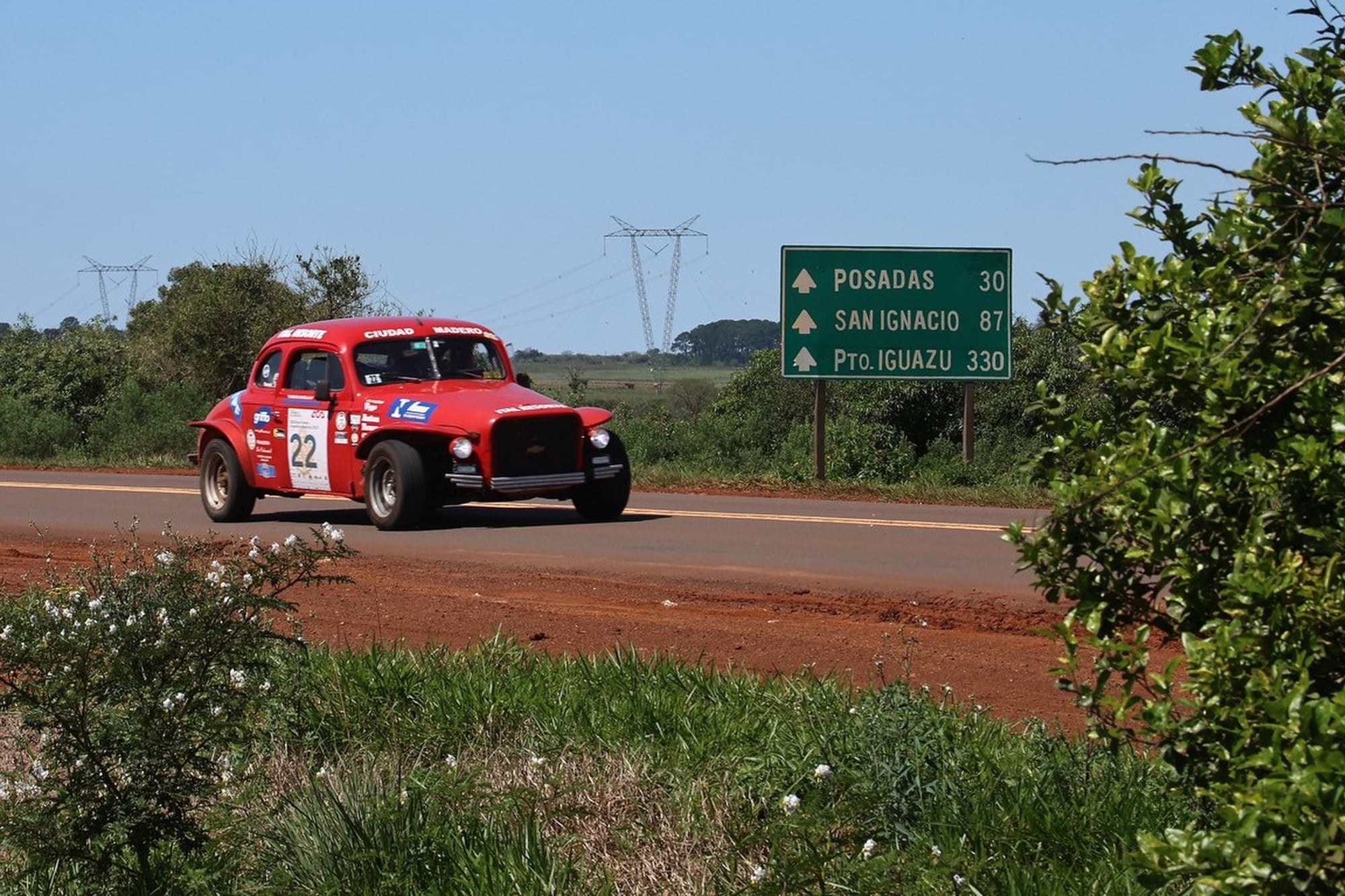 Y acá viene, rumbo al sur: la cupé Chevrolet de 1939 de Alejandro Zanussi y Alberto Cotella se aleja de Misiones camino a Entre Ríos.