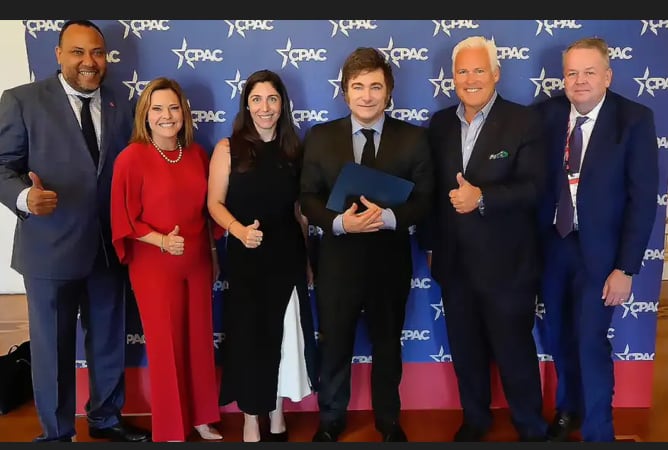 Milei, en una reunión de CPAC, junto con Matt y Mercedes Schlapp, Soledad Cerro y Barry Bennet