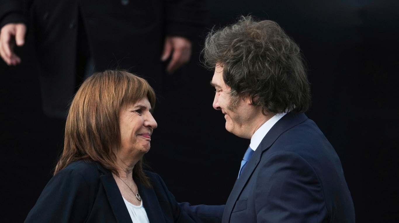 Bullrich, candidata a senadora nacional por La Libertad Avanza, y Javier Milei. (Foto AP/Rodrigo Abd)