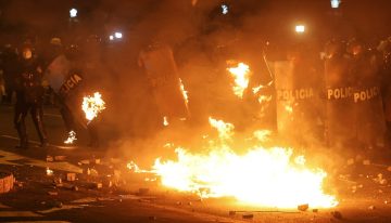 Una protesta contra el gobierno de Perú terminó en enfrentamientos con la policía y al menos 75 heridos