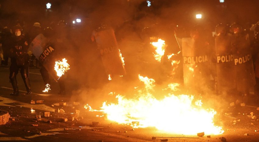 Una protesta contra el gobierno de Perú terminó en enfrentamientos con la policía y al menos 75 heridos