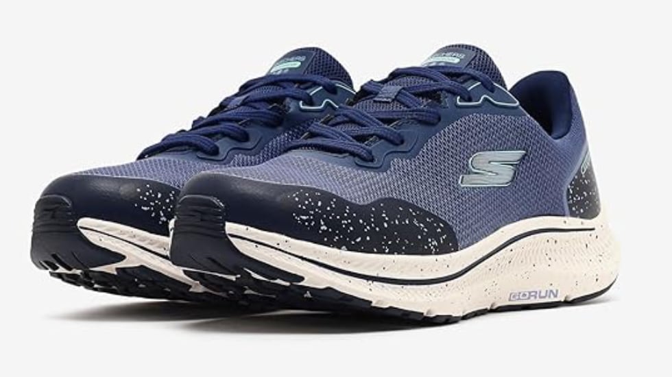 Zapatillas de running resistentes a la lluvia de la marca Skechers.