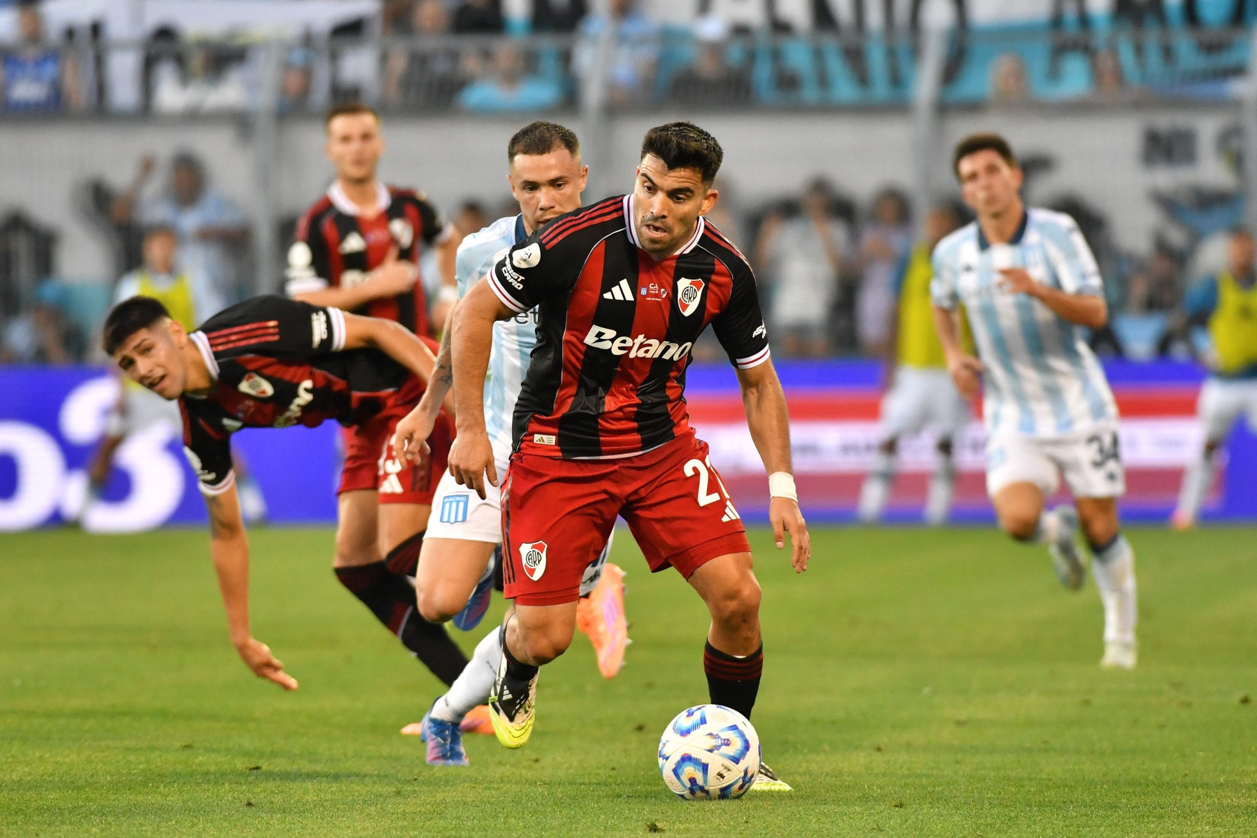 De los pies de Marcos Acuña se inició el gol de River; finalizado el partido, el Huevo recibió un escupitajo de Adrián Balboa y se enredó en una disputa con Gonzalo Costas, ayudante de campo de Racing